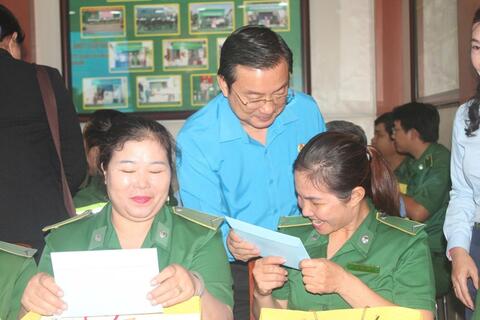 Khích lệ người lao động làm ngành nghề đặc thù trong những ngày Tết