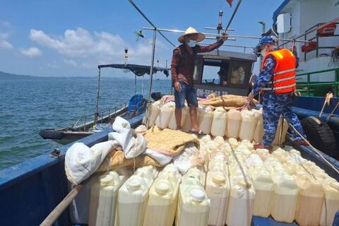 Siết chặt chống buôn lậu xăng dầu qua biên giới, xử lý nghiêm vi phạm