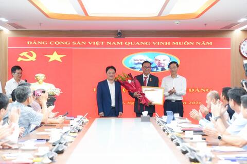 PV Power trao Huy hiệu 30 năm tuổi Đảng và khen thưởng tập thể, cá nhân tiêu biểu