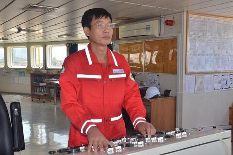 Những người bám biển giữa trùng khơi