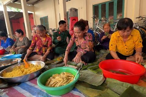 Đồng bào, chiến sĩ cùng gói bánh tét dịp Tết Chôl Chnăm Thmây