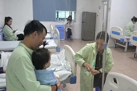 Dịch tay chân miệng và sốt xuất huyết bùng phát mạnh ở trẻ