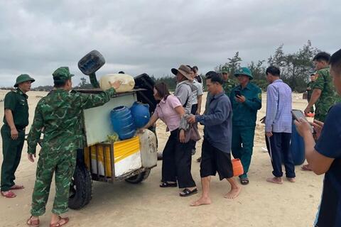 Tàu cá bị chìm trên biển do dông lốc, 2 ngư dân nỗ lực bơi vào bờ