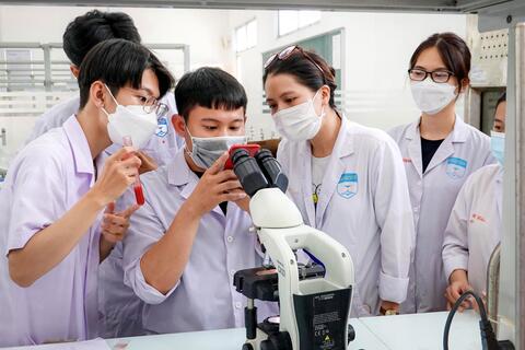 Thành phố Hồ Chí Minh thu hút và phát triển nguồn nhân lực sau đại học