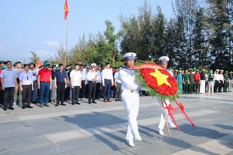 Petrovietnam thăm, động viên cán bộ chiến sĩ, người dân tại huyện đảo Trường Sa và Nhà Giàn DK-I/20