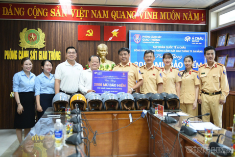 Đà Nẵng: Trao tặng 2.000 mũ bảo hiểm đạt chuẩn cho người dân, lan tỏa văn hóa giao thông an toàn