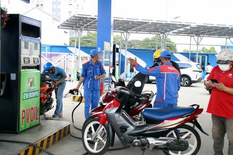Xăng sinh học E10 được đón nhận tích cực trong những ngày đầu triển khai trên toàn quốc