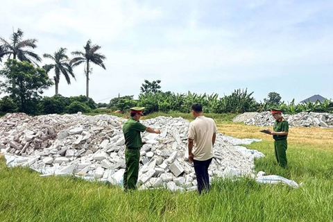 Phát hiện cơ sở đá mỹ nghệ đổ trái phép hơn 166 tấn chất thải ở Ninh Bình