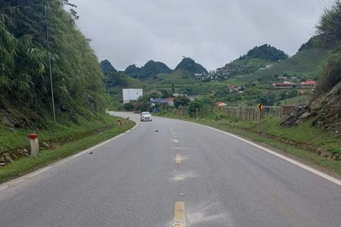 Thí điểm lắp đinh phản quang năng lượng mặt trời trên Quốc lộ 6