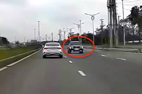 Đi ngược chiều, vượt xe sai quy định bị phản ánh trên VNeTraffic, hai tài xế bị xử lý