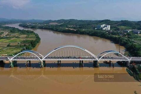 Những nhịp cầu thép trên sông Hồng đỏ nặng phù sa