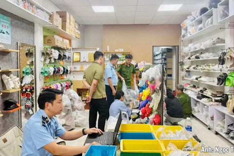 Gia Lai: Khởi tố người phụ nữ bán 748 đôi dép CROCS giả