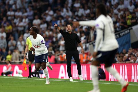 Tottenham: Tiền đã chi, vấn đề vẫn còn nguyên