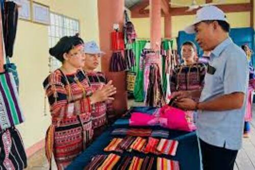 Phát huy giá trị văn hóa cồng chiêng và dệt thổ cẩm của người Ba Na