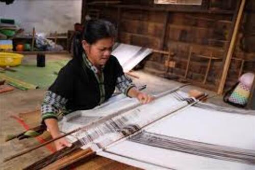 Bền bỉ giữ lửa nghề dệt thổ cẩm giữa phố thị B’Lao