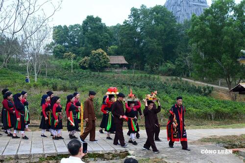 Trang nghiêm lễ xuống đồng, rộn ràng hội xuân Cao Lan