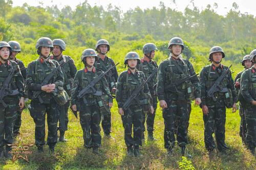 Hòa Minzy và loạt ảnh chưa từng công bố với bạn trai Đại úy thời 