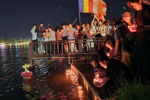 10.000 ngọn hoa đăng lung linh trên sông Hương, nguyện cầu quốc thái dân an