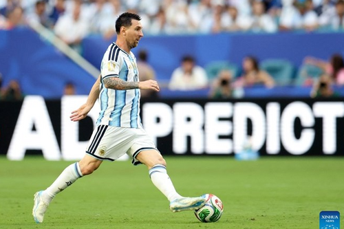 Messi tố cầu thủ Tây Ban Nha che miệng nhưng bất thành