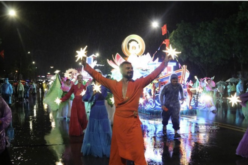 Hàng nghìn người đội mưa xem Carnival Nghệ An 2026