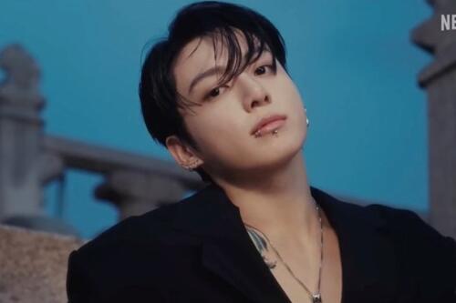 Jungkook (BTS) gây chú ý với chiếc túi đựng thuốc khi đang livestream