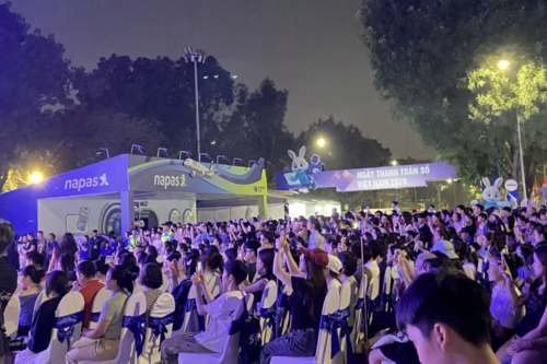 Gần 10.000 khán giả lan tỏa thông điệp sống xanh tại đêm nhạc 'Chạm Việt Nam' 2