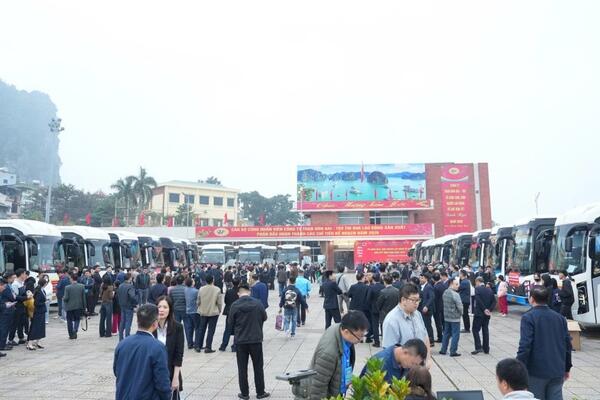 Hàng trăm chuyến xe khởi hành chở công nhân ngành Than về quê ăn Tết