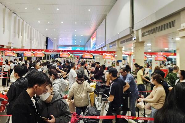 Mùng 3 Tết, vé máy bay từ Hà Nội và TPHCM vẫn thấp