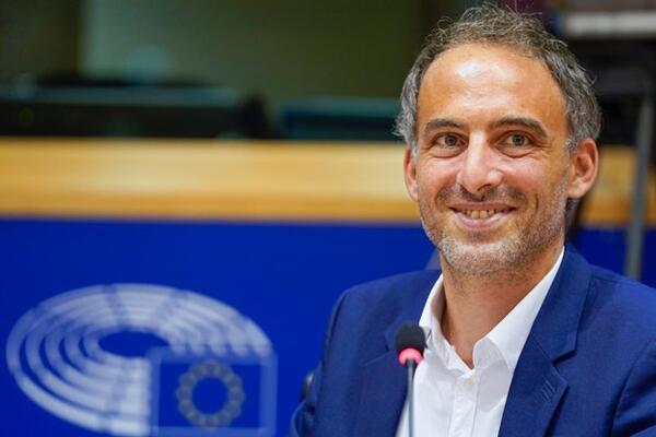 Chính trị gia Pháp kêu gọi châu Âu cứng rắn tối đa với Mỹ