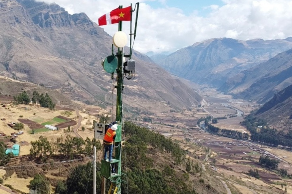 Lớp học trên đỉnh núi cao nhất thế giới: Viettel thu hẹp khoảng cách số bằng Internet