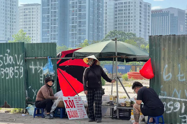 Hà Nội mạnh tay dẹp lấn chiếm vỉa hè, tiểu thương xoay đủ cách bán hàng