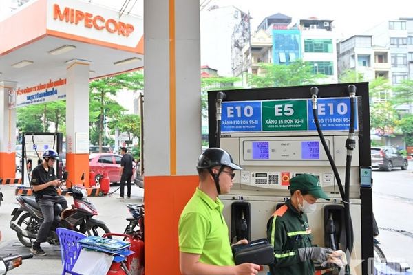 Từ chiều nay (9-7), giá xăng tiếp tục giảm, xăng E10 giảm về sát ngưỡng 20.000 đồng/lít