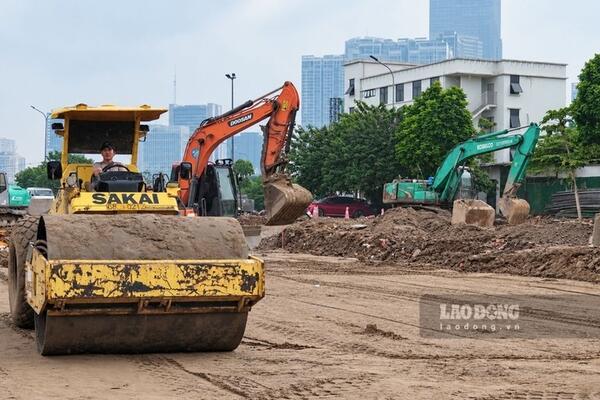 Máy móc thi công nhộn nhịp trên công trường đường nối Phạm Hùng - Lê Đức Thọ