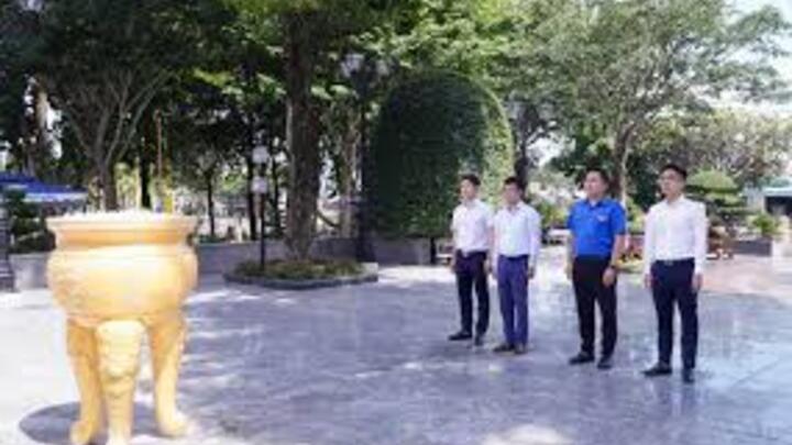 Đoàn Thanh niên Chính phủ dâng hoa, dâng hương tưởng niệm Anh hùng liệt sĩ Võ Thị Sáu