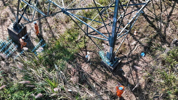 Hoàn thành thay thế cách điện 62 vị trí ĐZ 500kV Sơn La – Hòa Bình