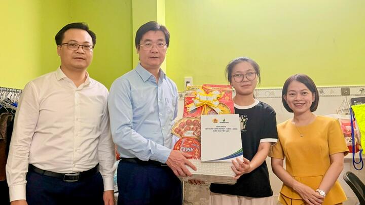 Công đoàn Petrovietnam sẻ chia với người lao động khó khăn tại TP Hồ Chí Minh