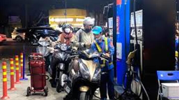 Giá xăng dầu hôm nay 12/2/2026: Tăng gần 2%