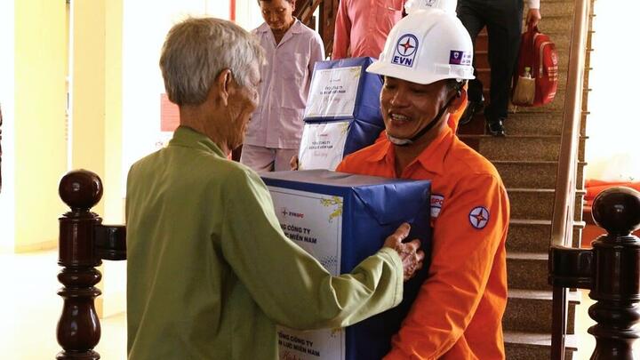 Ngành điện miền Nam mang Tết sớm đến với hàng nghìn hộ nghèo