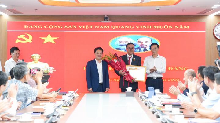 PV Power trao Huy hiệu 30 năm tuổi Đảng và khen thưởng tập thể, cá nhân tiêu biểu