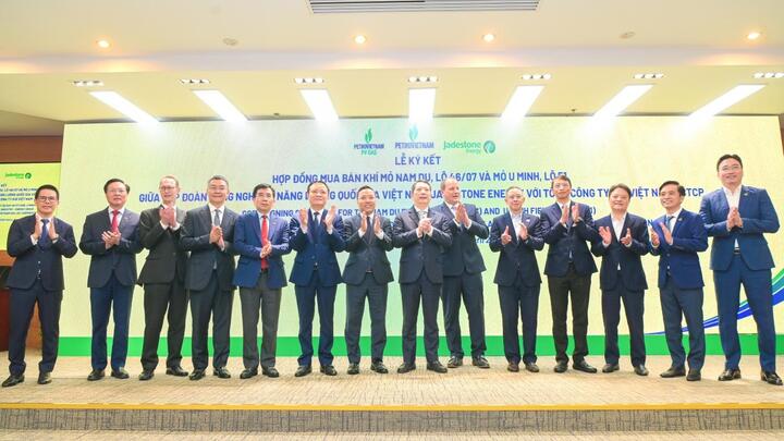 Petrovietnam ký kết và trao các văn kiện Dự án phát triển mỏ Nam Du – U Minh, góp phần đảm bảo an ninh năng lượng quốc gia