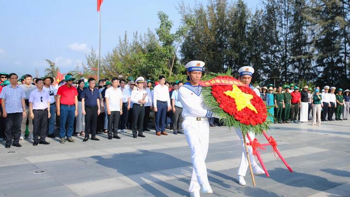 Petrovietnam thăm, động viên cán bộ chiến sĩ, người dân tại huyện đảo Trường Sa và Nhà Giàn DK-I/20