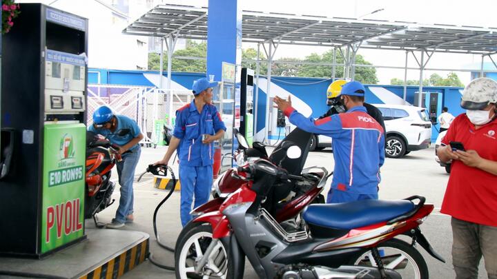 Xăng sinh học E10 được đón nhận tích cực trong những ngày đầu triển khai trên toàn quốc