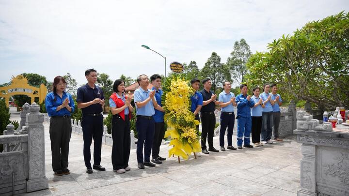 PVNDB tri ân các anh hùng liệt sĩ và gia đình chính sách tại Thanh Hóa