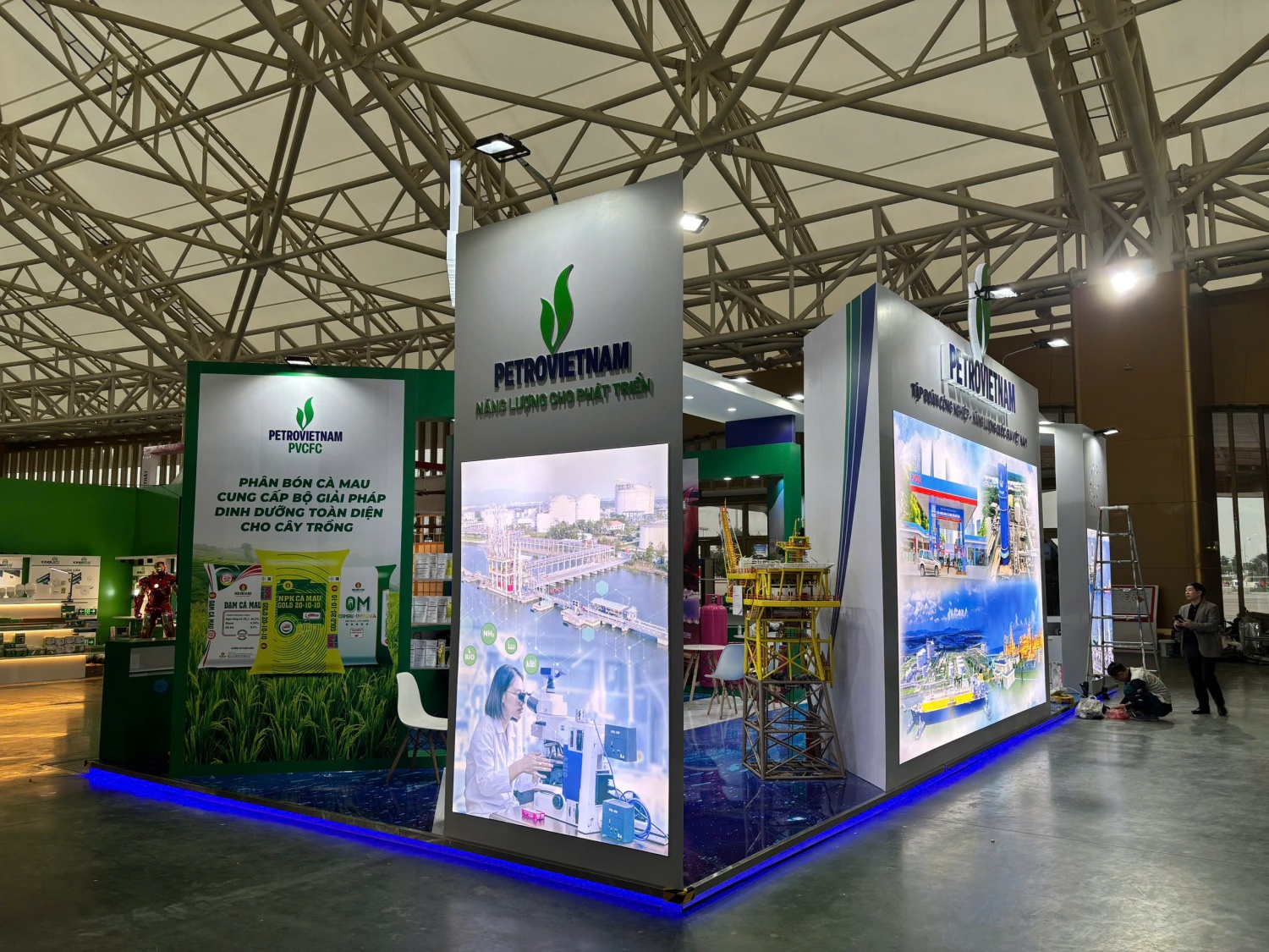 [Chùm ảnh] Petrovietnam sẵn sàng cho Hội chợ Mùa Thu 2025