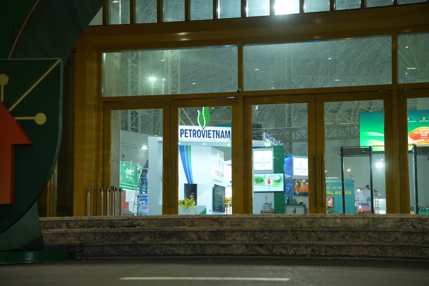 [Chùm ảnh] Petrovietnam sẵn sàng cho Hội chợ Mùa Thu 2025
