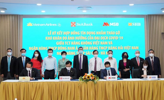 Vietnam Airlines ký hợp đồng vay ưu đãi 4.000 tỉ đồng với 3 ngân hàng - Ảnh 1. Vietnam Airlines ký hợp đồng vay ưu đãi 4.000 tỉ đồng với 3 ngân hàng - Ảnh 1.