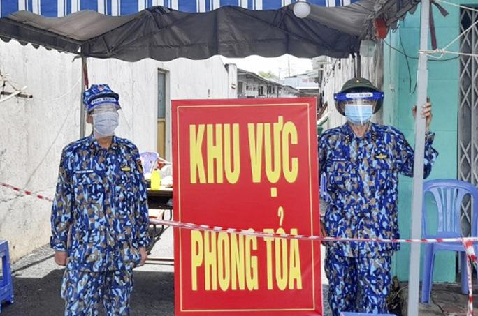 Bộ đội Hải quân hỗ trợ địa phương chống dịch Covid-19 - Ảnh 1. Bộ đội Hải quân hỗ trợ địa phương chống dịch Covid-19 - Ảnh 1.
