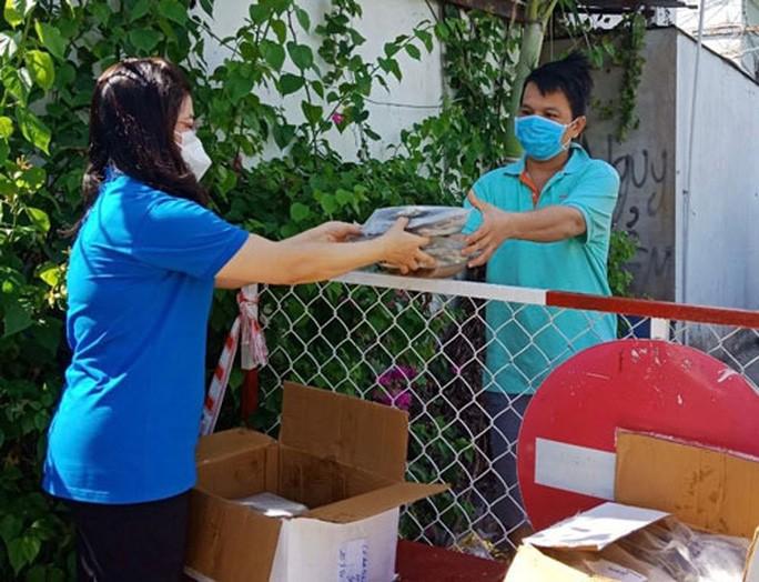 Sẻ chia khó khăn cùng công nhân - Ảnh 1. Sẻ chia khó khăn cùng công nhân - Ảnh 1.