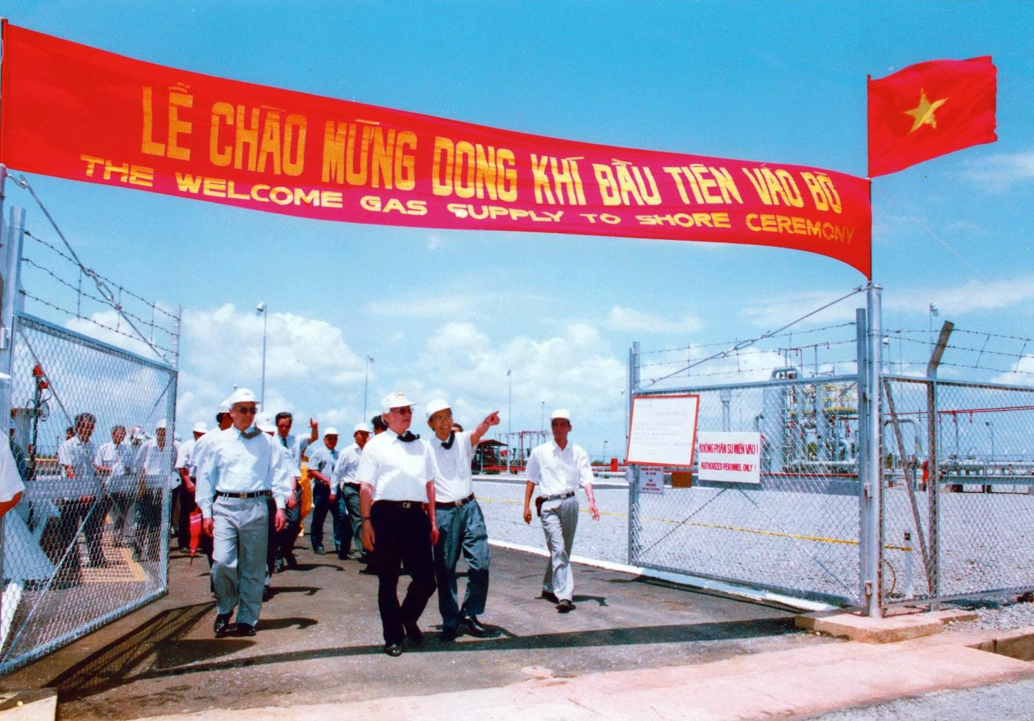 Đón dòng khí đầu tiên vào bờ