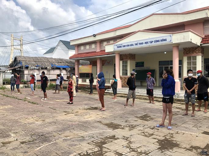 Bắt quả tang 9 bà cùng 11 ông đánh bạc lúc 0 giờ - Ảnh 1. Bắt quả tang 9 bà cùng 11 ông đánh bạc lúc 0 giờ - Ảnh 1.